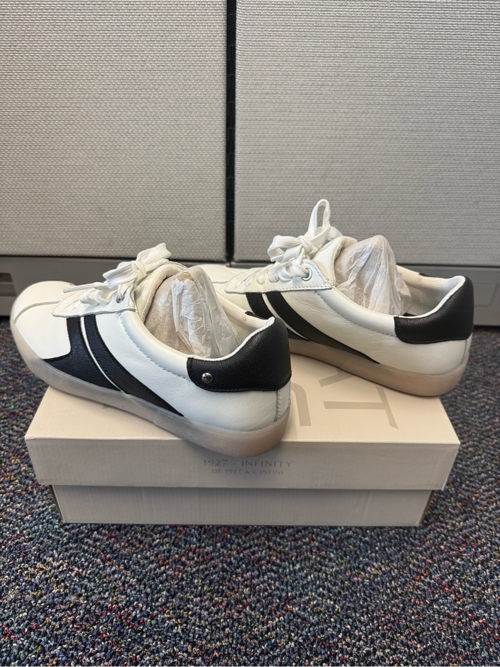 Naturalizer Womens White Sneakers with Black Accents - Size 8.5